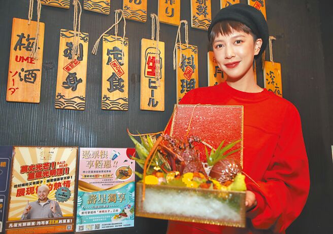 劉奕兒學做龍蝦料理，象徵迎來龍年好運到。（劉宗龍攝，場地提供／狸君居酒屋）