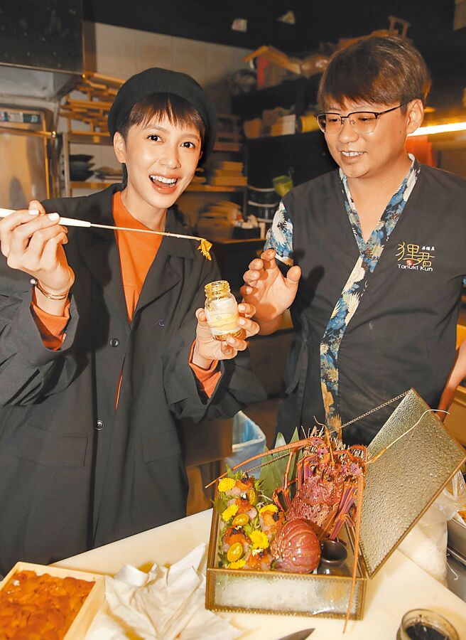 劉奕兒（左）當起主廚阿龍師傅的助手，幫忙點上金箔。（劉宗龍攝）