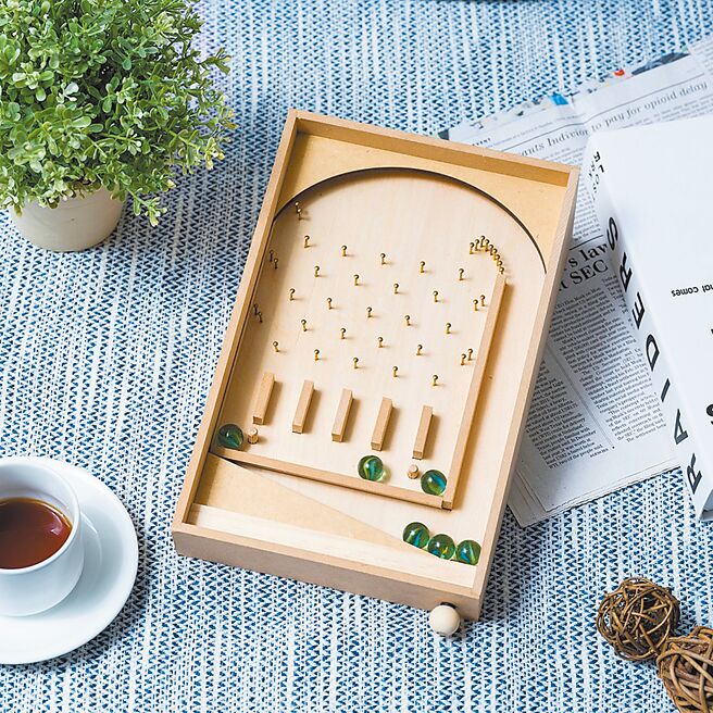 HANDS台隆手創館經典彈珠台，1480元。（台隆手創館提供）