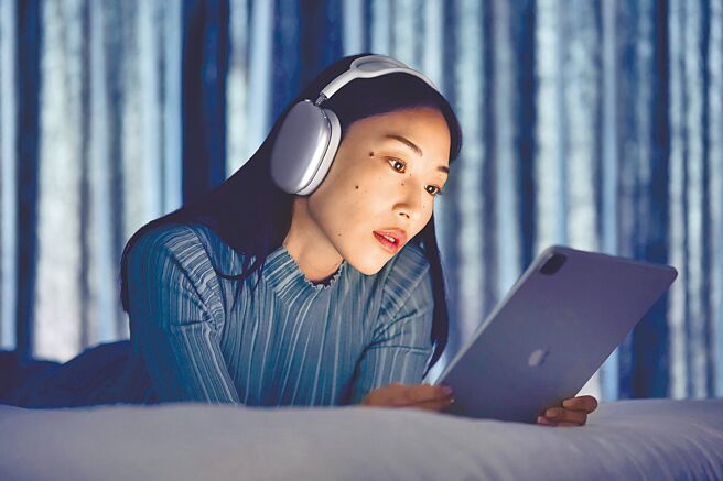 AirPods Max耳罩式耳機結合了高傳真音質與業界頂尖的主動式降噪、適應性等化、個人化空間音訊等功能，1萬7990元。（Apple提供）