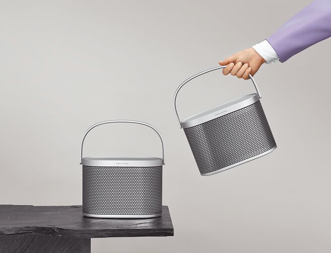 Bang & Olufsen便攜式喇叭Beosound A5系列推出新配色「太空鋁」，建議售價4萬8990元。（遠寬電信提供）