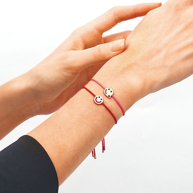 FRIENDS HAPPY微笑幸運手環18K金金色笑臉幸運彩繩手鍊，3780元。（瑪黑家居提供）