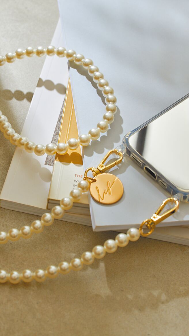 La Coque Francaise凡爾賽珍珠手機掛繩，1880元。（瑪黑家居提供）