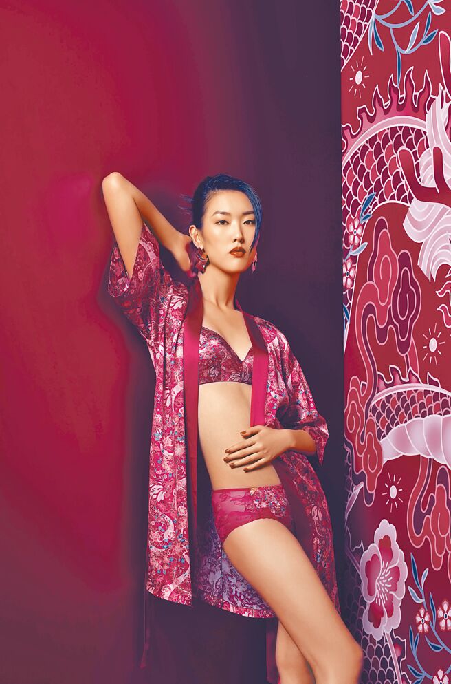 SOGO忠孝館Triumph × Fei Fei Ruan龍年限量設計師聯名款，內衣褲一套5160元。（SOGO提供）