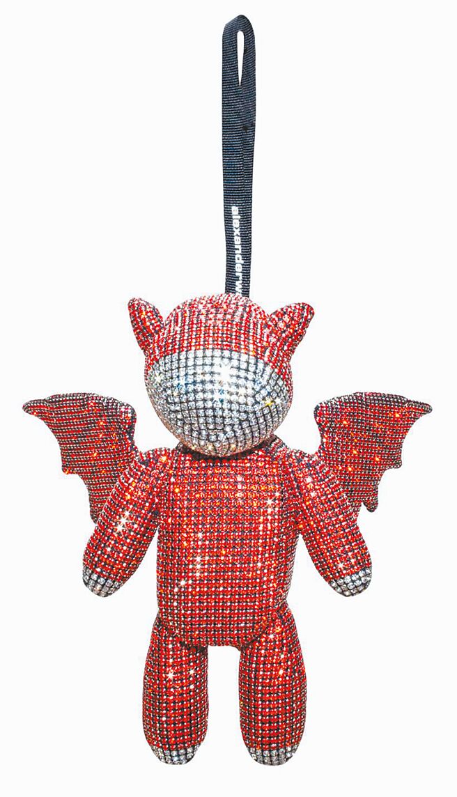 BREEZEONLINE alexanderwang水晶網眼heiress龍型腕包，3萬8800元。（微風提供）