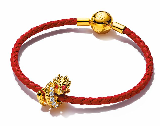 新光三越Pandora 2024全新一季珠寶系列，手鍊2480元、串飾2880元。（新光三越提供）