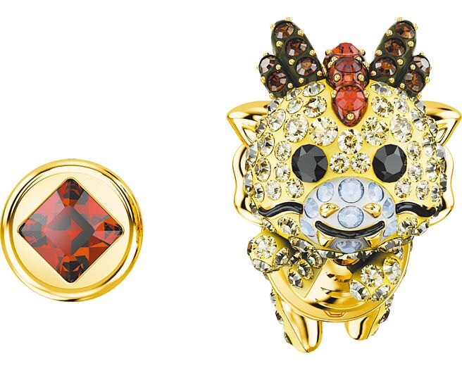新光三越SWAROVSKI Zodiac Dragon穿孔耳環，點數價5萬4500點、推薦價5450元。（新光三越提供）