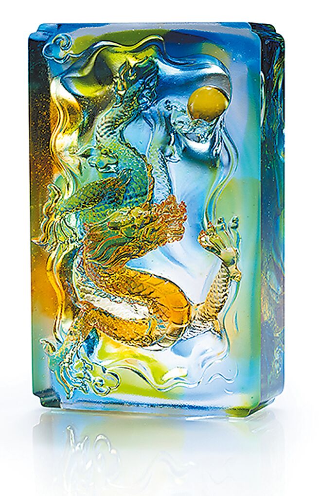 新光三越琉園龍騰摘星，點數價9萬5040點、推薦價1萬800元。（新光三越提供）