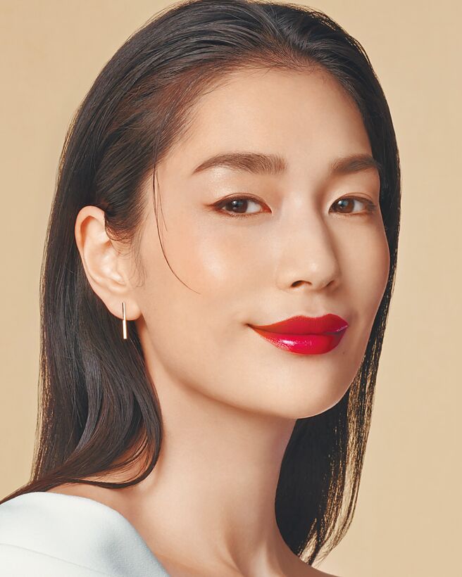 肌膚之鑰示範全新星鑽光采單色眼影妝容，102色號。（肌膚之鑰提供）