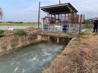 驚！新營灌溉水門卡異物 消防員一撈竟是女浮屍