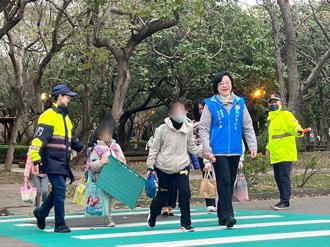開學了警察來護童 局長媽媽牽小學生手過馬路