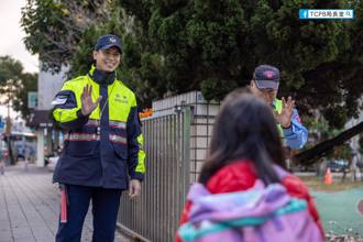 開學超振奮！天菜帥警站校門口護童 地方媽媽暴動：歐巴有IG嗎？