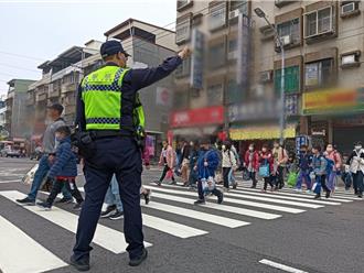 開學首日！ 高市教育局長前往2校區關心師生健康