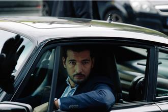 義大利時尚寵兒成「霸總」 與女下屬、好兄弟「三人行」