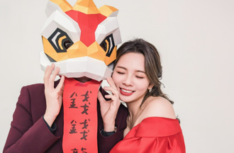 滴妹穿深V禮服抱西裝男放閃？ 藏2天揭真實身分：驚不驚喜