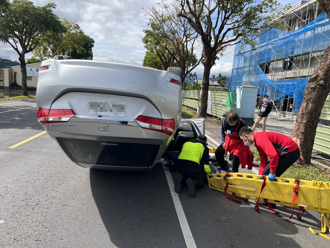 宜蘭監獄附近車禍 6旬男駕車自撞路樹烏龜翻2傷