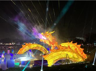 影》水上巨龍璀璨點燈 盧秀燕大讚中台灣燈會「逛到腿痠」