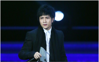 薛之謙電影院翻拍銀幕「陷盜攝爭議」不認錯 大陸官媒發聲了