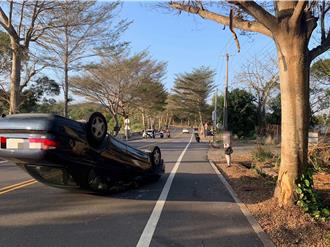 被山道猴帶壞？彰139線小客車「四輪朝天」 8旬駕駛幸運逃生