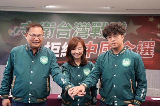 民进党近来大玩新颖的「脆」（Threads）社群活动，盼拉近与网友、年轻人距离，但对于是否应禁抖音尚无明确结论。图为民进党不分区立委沈伯洋(右)、「万老师」郭昱晴(中)、王义川(左)在选前合影画面；其中沈伯洋一向主张应严防网路认知作战，并认为中共常以抖音作为认知作战的媒介。（资料照/民进党提供）