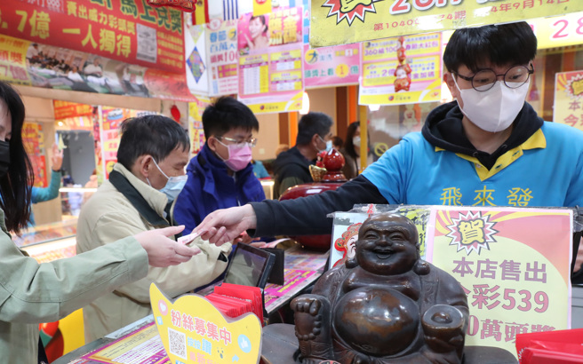 年輕媽媽去看醫生，回家路上隨手買刮刮樂竟爽中100萬。引起網友討論。（示意圖／本報系資料照）