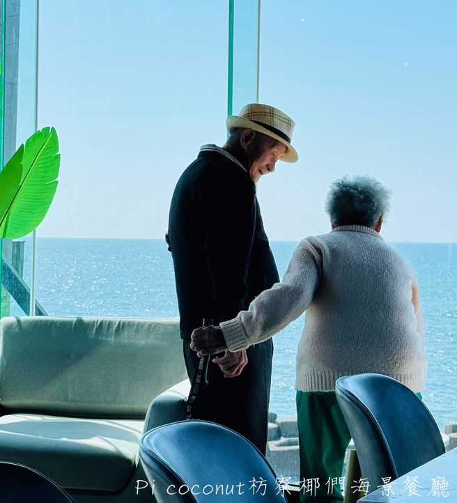 牵手一辈子！「阿公深情凝望阿嬷」情人节闪瞎，照片意外钓出孙女。(翻摄脸书椰们餐旅-枋寮海景餐厅)