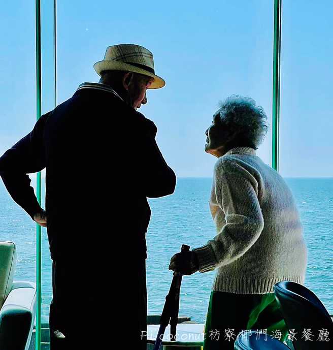 牵手一辈子！「阿公深情凝望阿嬷」情人节闪瞎，照片意外钓出孙女。(翻摄脸书椰们餐旅-枋寮海景餐厅)