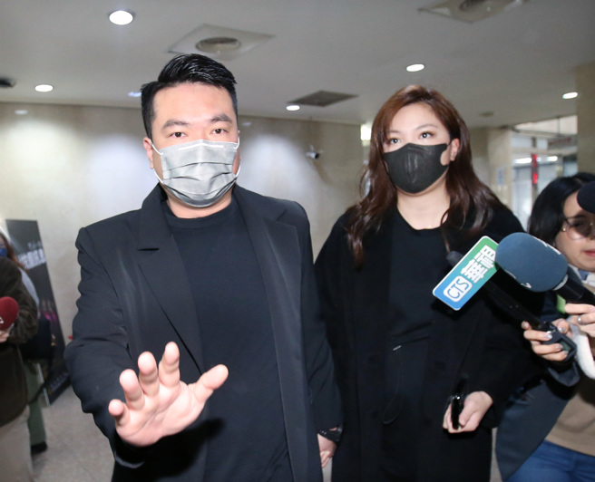 台北地院16日審理名嘴朱學恒強吻案，台北市議員鍾沛君（右起）及夫婿陳布朗出庭應訊。（范揚光攝）