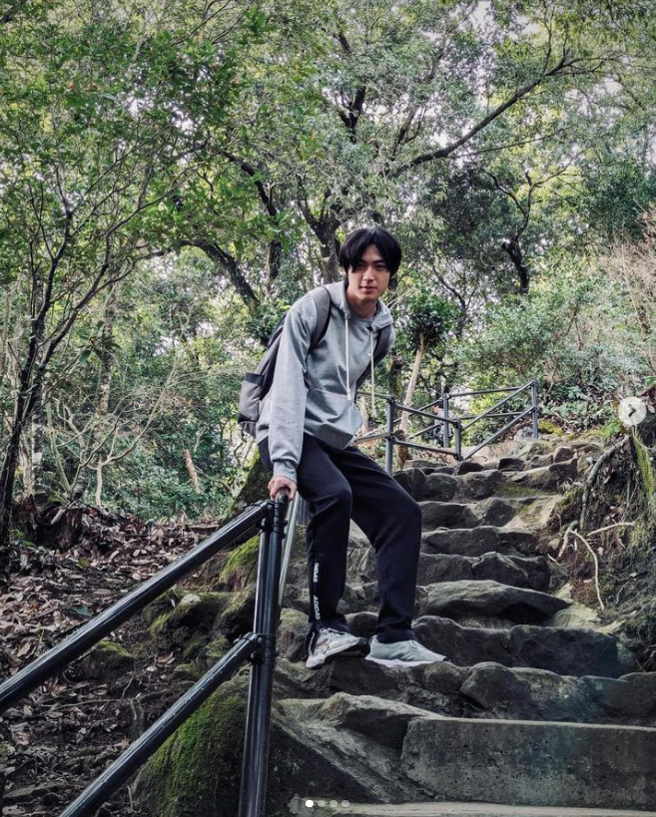 鄭運鵬拍下兒子德德的帥顏。（圖／IG@derder0904）