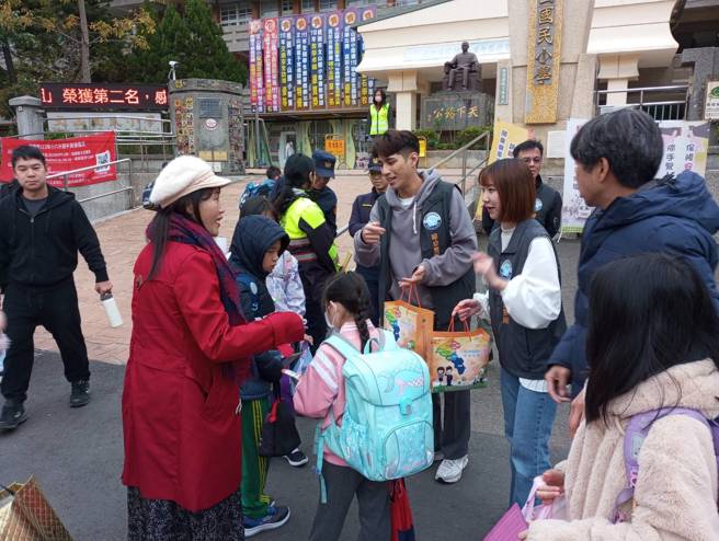 桃园市警局规划交通安全宣导及「护童」专案勤务。（翻摄画面）