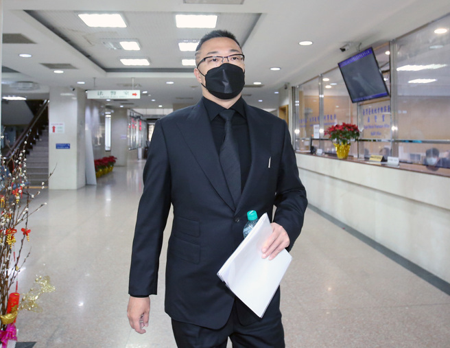 台北地院16日審理名嘴朱學恒強吻案，被告朱學恆面對媒體不發一語。（范揚光攝）