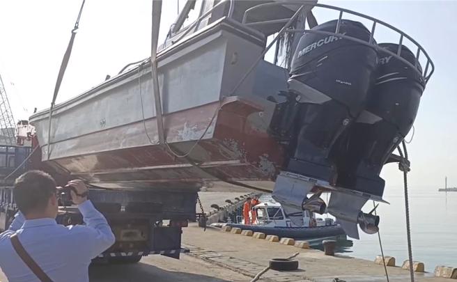 陆「三无快艇」具有双弦外机，横行金马多年，渔民要海巡硬起来。(民眾提供)