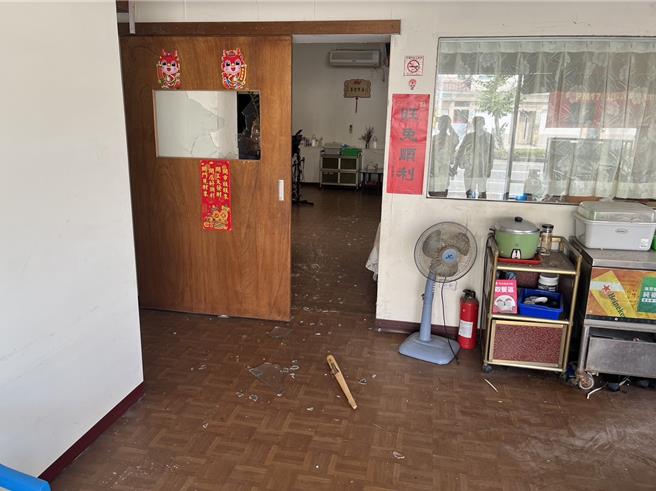 林姓嫌犯向麻豆區一家練歌場索取保護費不成，15日持球棒砸店，現場被毀損一片狼藉。（讀者提供／程炳璋台南傳真）