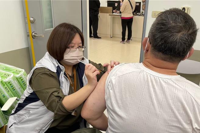 新北市衛生局表示，秋冬為呼吸道傳染病好發季節，呼籲民眾盡快施打疫苗，民眾亦需落實個人防疫措施、有症狀自主佩戴口罩、不要上班上課，保護自己及家人朋友。（新北市衛生局提供）