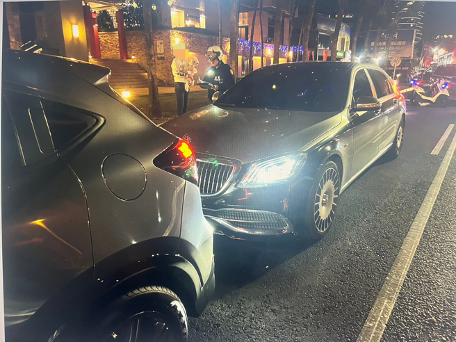 李女驾驶「迈巴赫」追撞本田汽车，下车后竟说要给10万元和解，还被发现她根本就是无照驾驶。（翻摄画面）