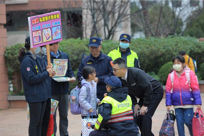 苗栗县警局、妇幼队及苗栗分局等16日赴苗栗市文华国小执行护童专案。（苗栗县警局提供／谢明俊苗栗传真）