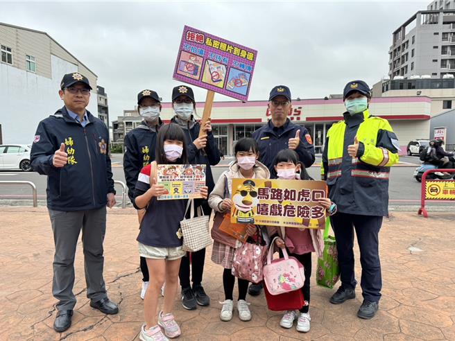 苗栗县警局、妇幼队及苗栗分局等16日赴苗栗市文华国小执行护童专案。（苗栗县警局提供／谢明俊苗栗传真）