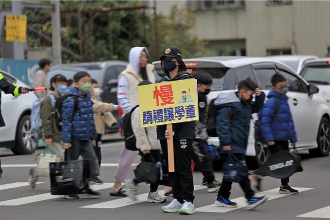 苗栗县警局、妇幼队及苗栗分局等16日赴苗栗市文华国小执行护童专案。（苗栗县警局提供／谢明俊苗栗传真）