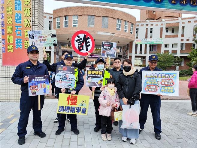 竹南警分局16日赴竹南镇新南国小执行护童专案。（竹南警分局提供／谢明俊苗栗传真）