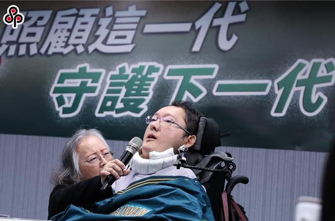 罕病律師陳俊翰大年初二（11）病逝。圖為陳俊翰去年11月以民進黨不分區立委提名人身分出席「照顧這一代．守護下一代」記者會。（本報資料照）