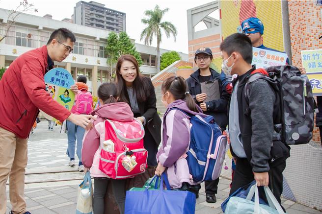 新竹市长高虹安16日前往东门国小关心学童上学状况，共同守护学童安全，她也提醒家长们接送学童上下学时，记得遵守交通规则，让孩子学习正确的交通安全观念。（新竹市政府提供／王惠慧新竹传真）