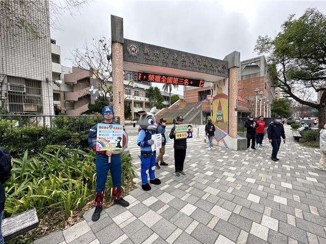 112学年度第2学期开学日，新竹市警察局一早动员近百名警民力，加强校园周边的交通及治安维护，另亦透过此机会向学生宣导识别诈欺。（警方提供／王惠慧新竹传真）