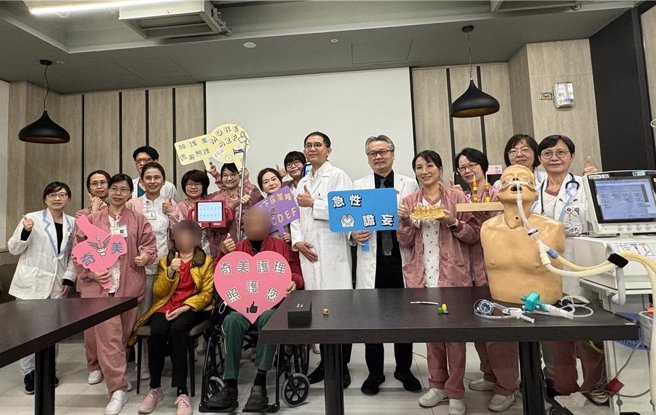 奇美醫院加護團隊率先導入譫妄組合式照護，將譫妄發生率從8成降至5成。(曹婷婷攝)