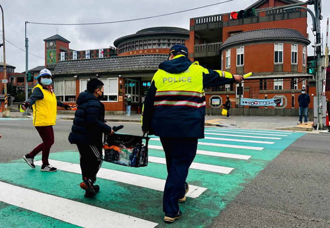 今天是開學日，龍潭警方出動警力護童，同時宣導交通安全及疏導車流。（翻攝畫面）