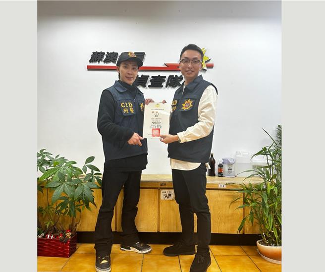 润少（左）受邀担任反诈宣导大使。（混血儿娱乐提供）