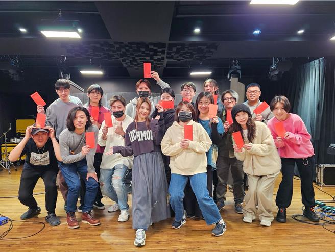 郭静（前排中）开工准备红包给工作人员。（宽宏艺术提供）