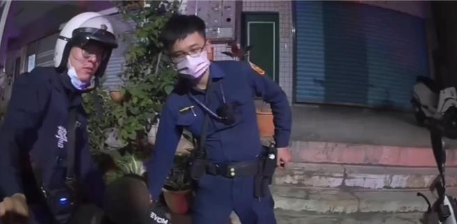 40歲越南籍移工范姓男子因重心不穩踉蹌跌倒，遭警逮捕制止，發現他簽證早已逾期，范男當場痛哭失聲直呼不想返國，全案詢後移請專勤隊收容送辦。（高雄市警方提供／林雅惠傳真）