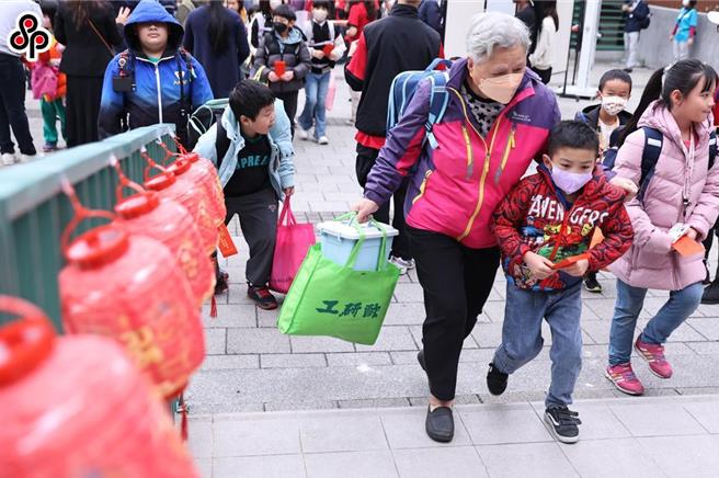 台北市南港區東新國小16日開學日，民眾陪同新生步入校園。（羅永銘攝）