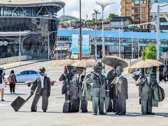 基市府将推动建设摩天轮，目前初步规画将在国门广场，但最终地点及高度，仍待专业评估定案。图为先前在国门广场展出的朱铭「绅士」雕塑作品。（本报资料照）