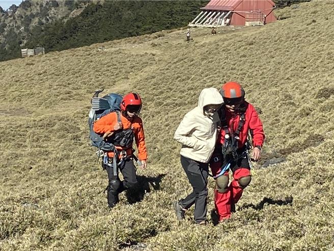 空勤人员先救出辘辘谷山屋28岁女山友。（空勤提供）